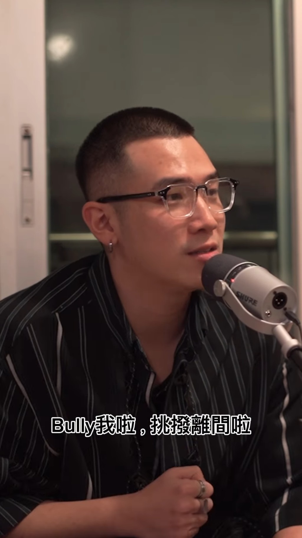 姜卓文又說:「咁嗰時就有一個人就同我有啲唔啱嘅,去到中二啦,佢就有兩個好close嘅,佢哋又好welcome我入佢哋個group,幾個月之後我就feel到佢哋有轉變,bully我啦,挑撥離間啦。」 姜卓文又說:「咁嗰時就有一個人就同我有啲唔啱嘅,去到中二啦,佢就有兩個好close嘅,佢哋又好welcome我入佢哋個group,幾個月之後我就feel到佢哋有轉變,bully我啦,挑撥離間啦。」