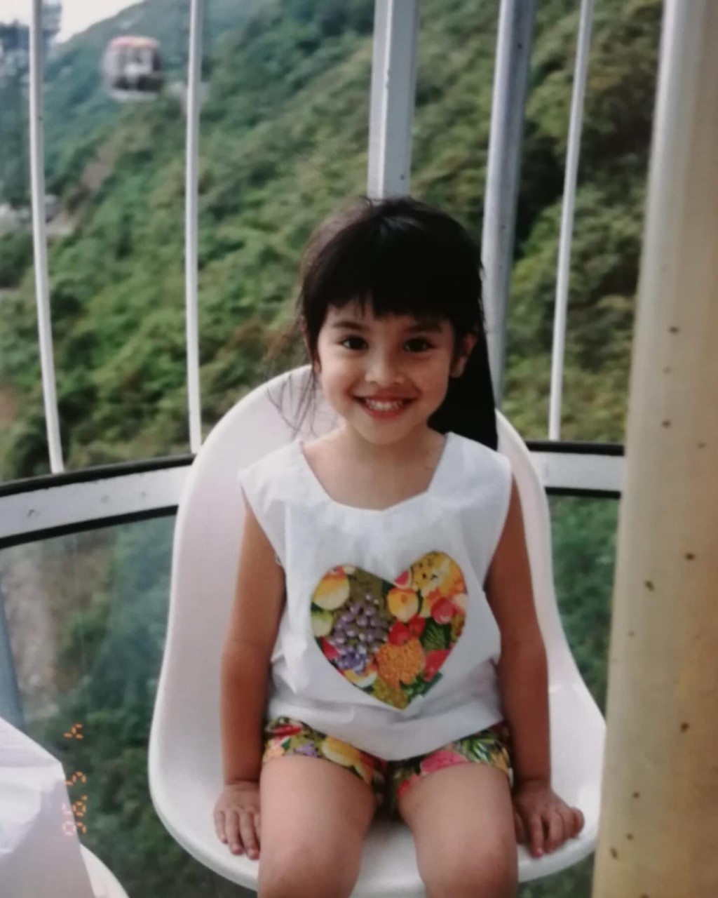 不足5歲的陳凱琳精靈可愛，五官立體而且笑容甜美。