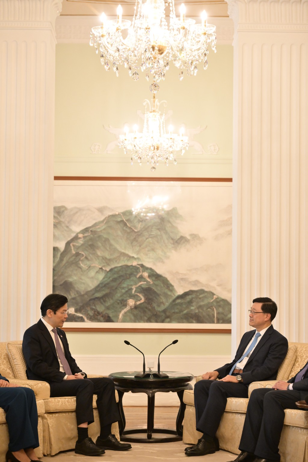 李家超（右）在禮賓府與黃循財（左）會面，就雙方關注的議題交換意見。政府新聞處