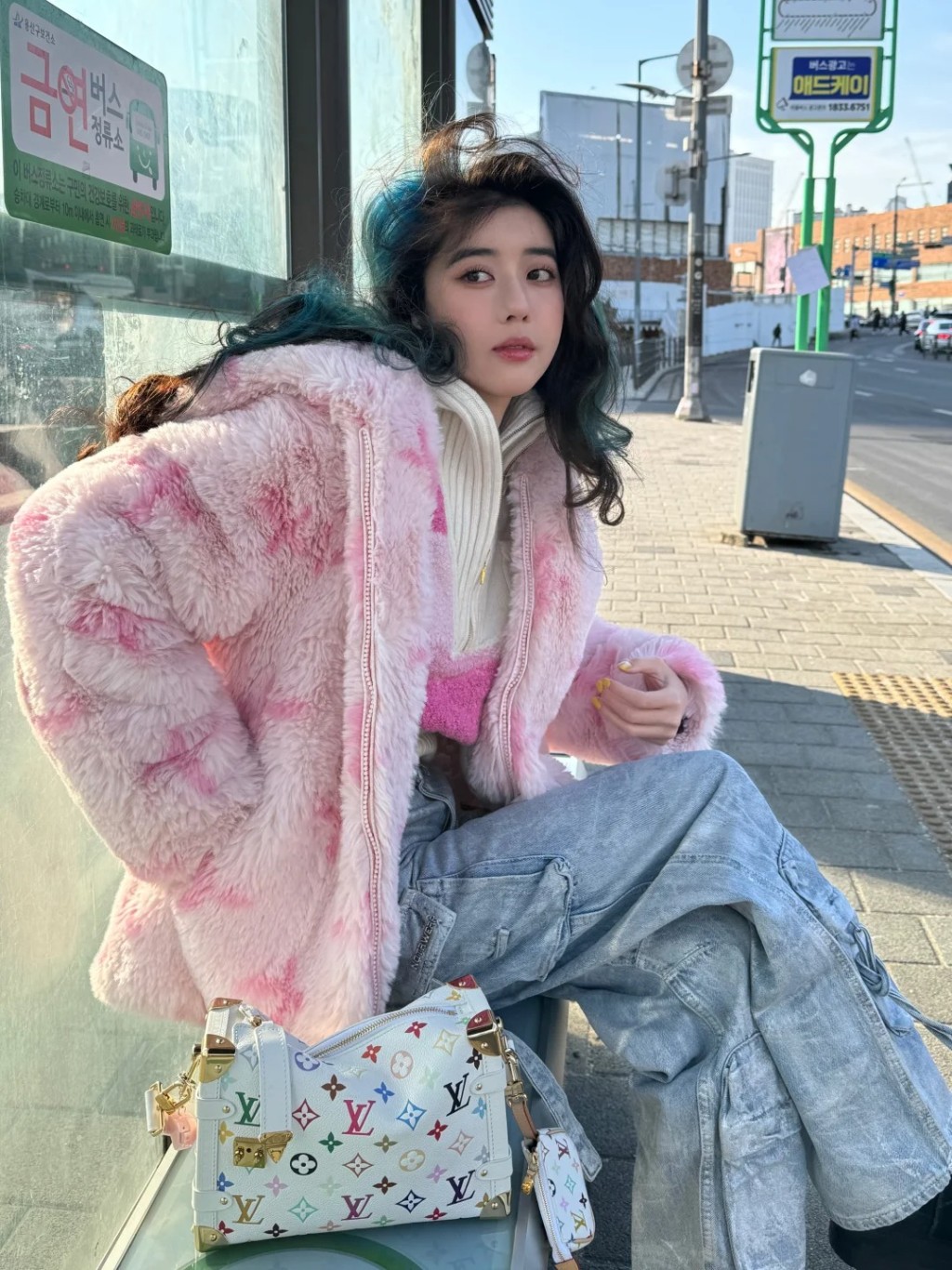 25歲新生代女星李凱馨是星二代,爸爸是新加坡男星俞宏榮,媽媽是新加坡主持人權怡鳳,屬新加坡國籍。 25歲新生代女星李凱馨是星二代,爸爸是新加坡男星俞宏榮,媽媽是新加坡主持人權怡鳳,屬新加坡國籍。
