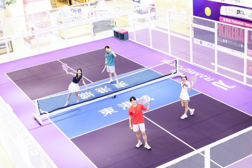 球場以迷人的薰衣草紫色作主調，圍網外圍更掛滿匹克球主題燈牌，不止實用，亦是打卡最佳background！（圖片來源：東港城）