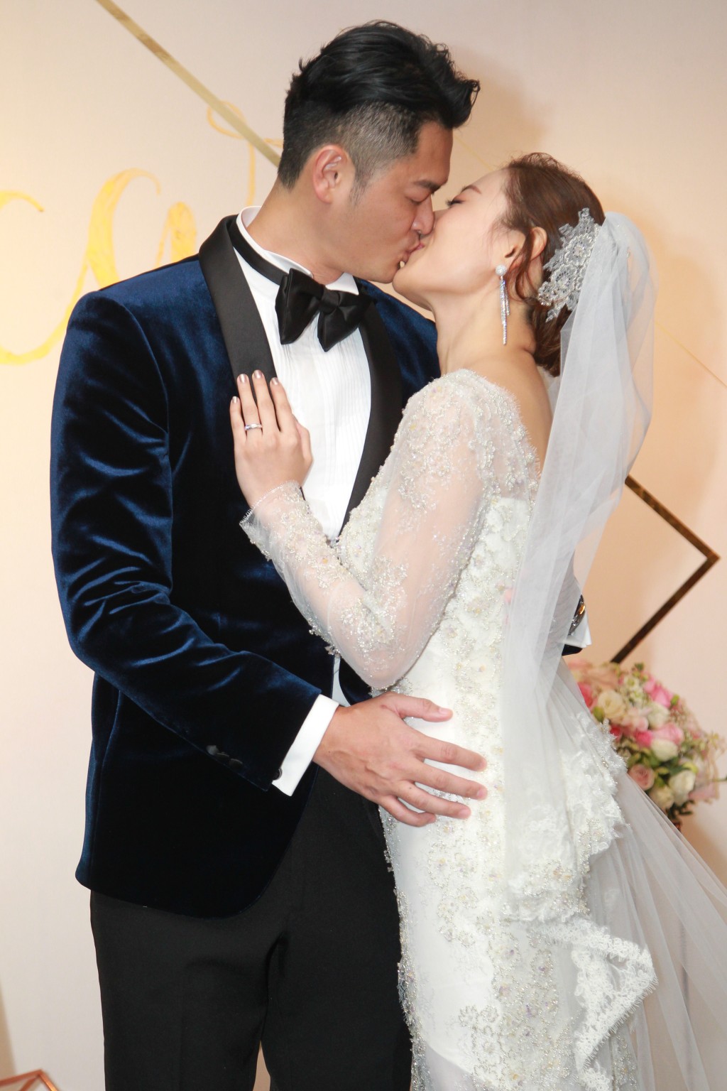萧唯展与江若琳在2018年的平安夜举行婚礼。