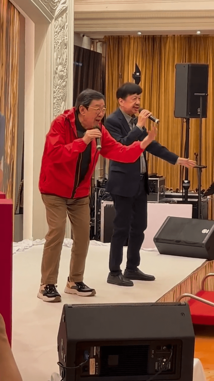 胡枫更上台与陈百强大哥陈百灵合唱《摘星》。