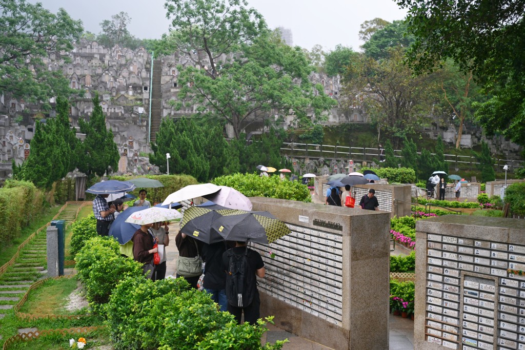 下雨天仍無碍孝子賢孫前往掃墓。 下雨天仍無碍孝子賢孫前往掃墓。