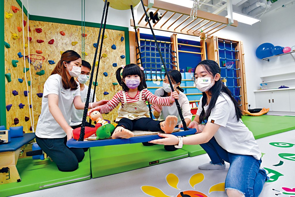 都大物理治療系明年學額增至五十個，該系設立的腦神經物理治療教研室，部分設施專為兒童物理治療的訓練而設。