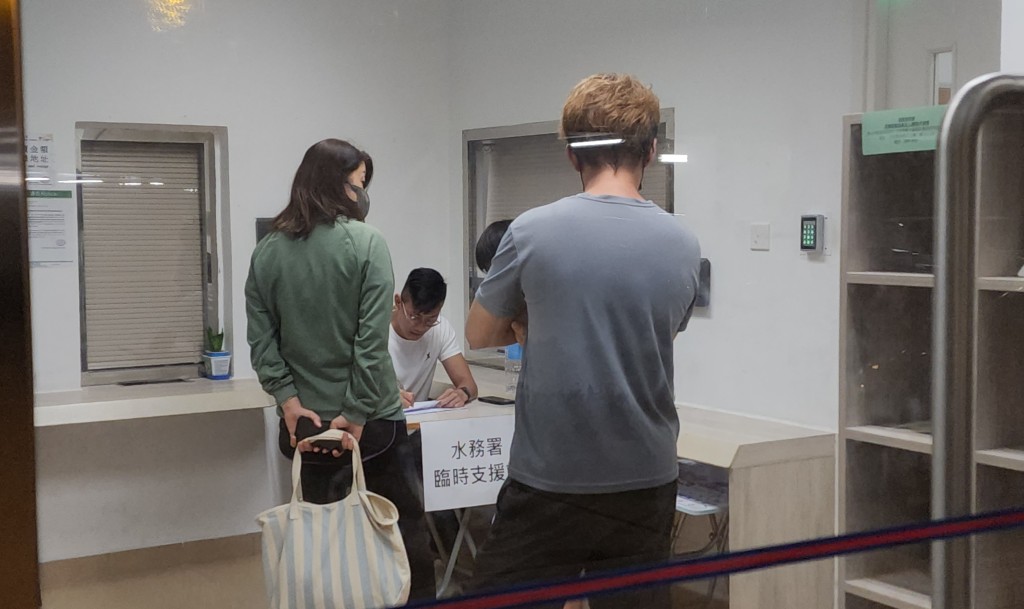 水務署在屋苑管理處擺設臨時支援站，供住戶登記，以待安排稍後清洗水錶水喉。黃文威攝