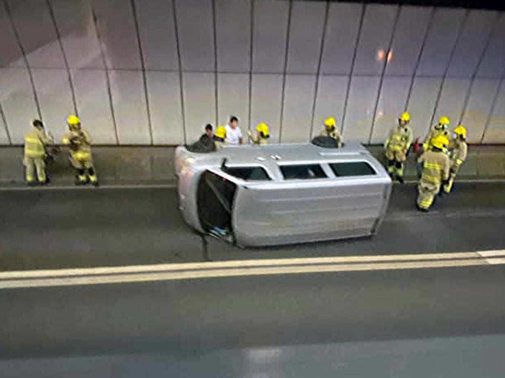 一輛輕型貨車在尖山隧道管道內翻側。(香港突發事故報料區FB Noddy Hon相片)
