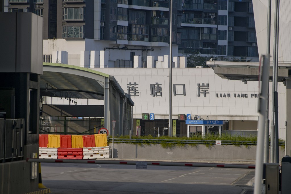 深圳当局会加设临时人工查验柜台，延长出入境大厅快捷通道信息采集点工作时间，便利过关。资料图片