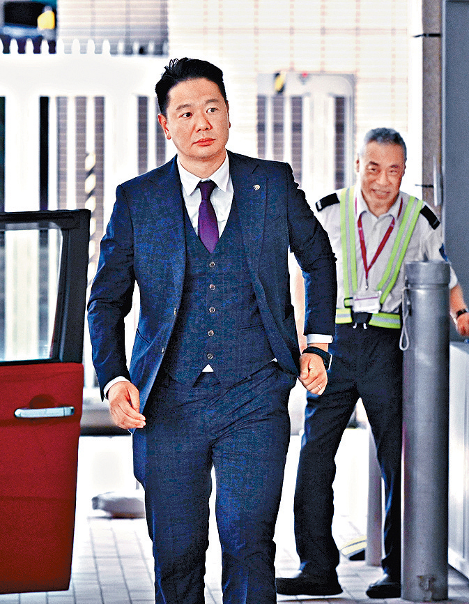 立法会议员周浩鼎及陈恒镔作供，分别指冲突期间林卓廷在旁「不断讲嘢」骚扰和拉石礼谦。