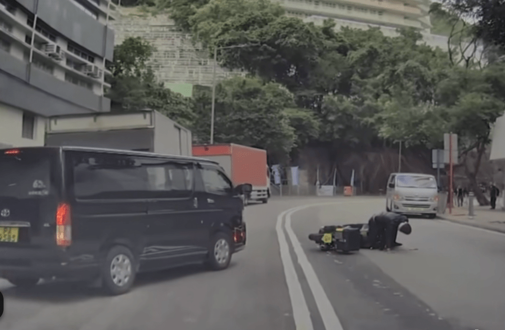 鐵騎士不斷以手掩住腳部，表現痛楚。fb車cam L（香港群組）