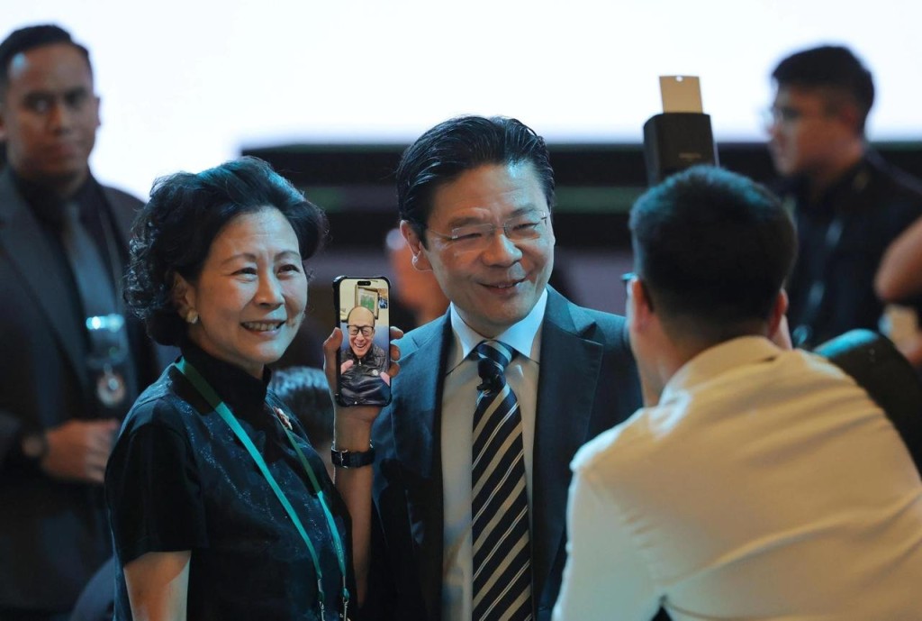 維港投資創辦人周凱旋上周曾用手機透過視像通話展示李嘉誠近況,促成李嘉誠與新加坡總理黃循財交流。 維港投資創辦人周凱旋上周曾用手機透過視像通話展示李嘉誠近況,促成李嘉誠與新加坡總理黃循財交流。