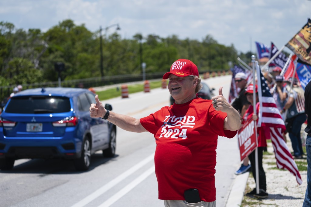 大批支持者在迈阿密通利棕榈滩的公路上聚集，支持美国前总统特朗普。  美联社