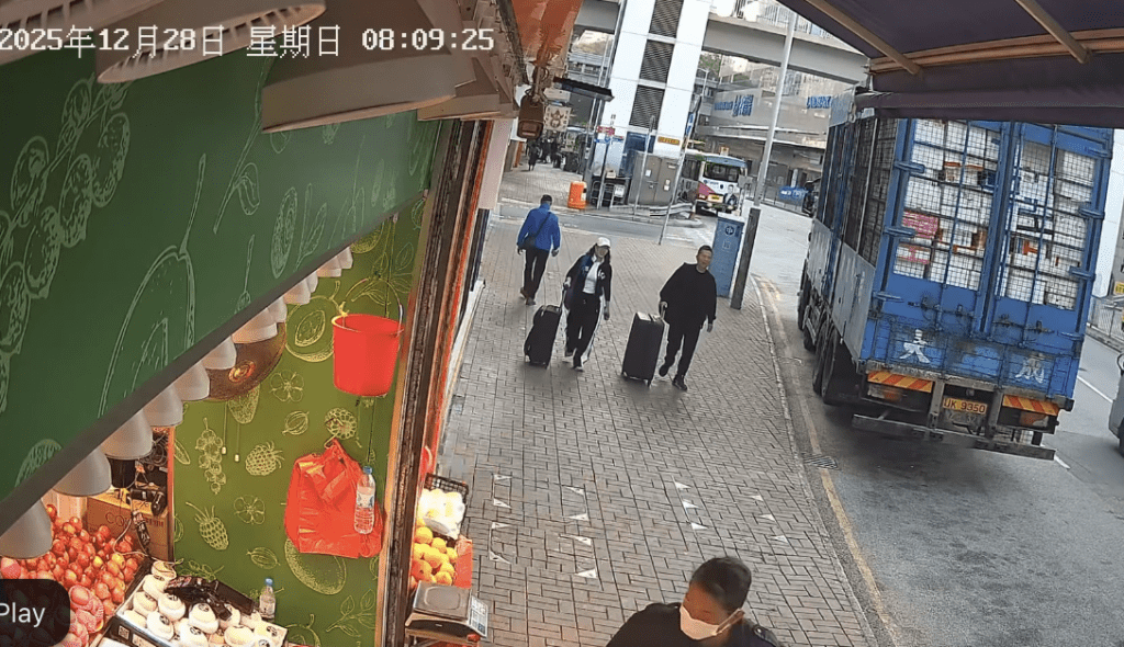 口罩男慌忙逃離現場。fb「新界地區生活連線」