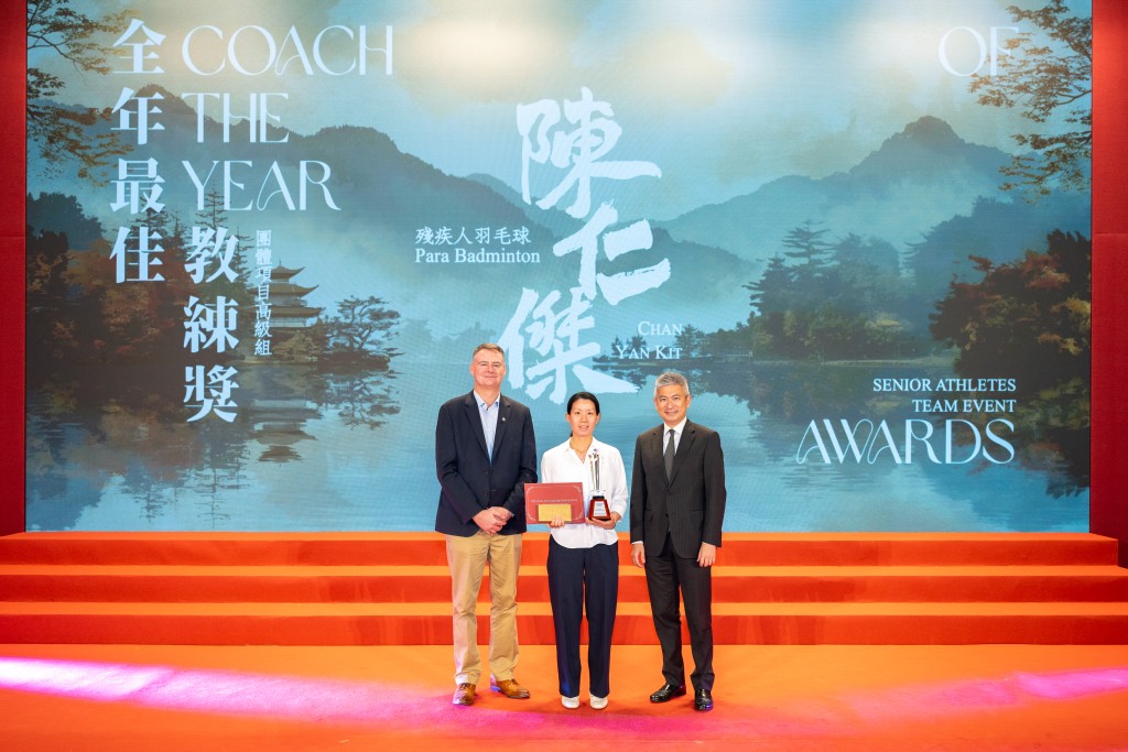 2024賽馬會香港優秀教練選舉全年最佳教練獎得主及代表接受獎項。公關圖片 2024賽馬會香港優秀教練選舉全年最佳教練獎得主及代表接受獎項。公關圖片