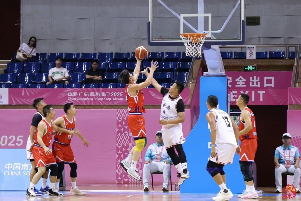 警署警長李敬倫（右四）在五人籃球賽中全力以赴。