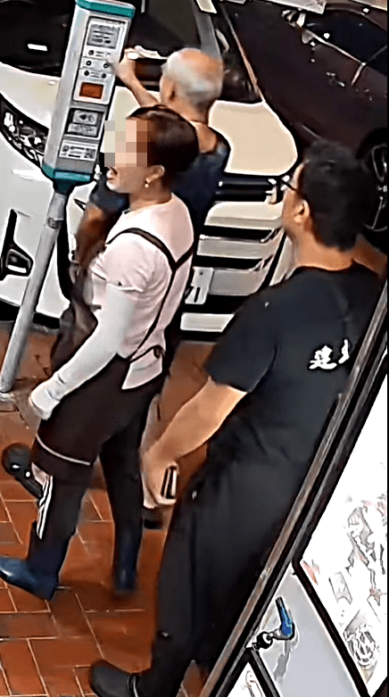 其間爆發罵戰。fb： 車cam L（香港群組）