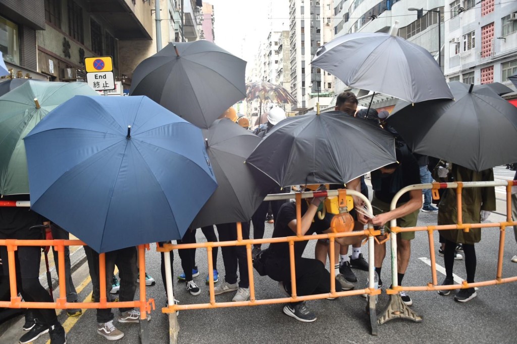 示威者在中聯辦一帶與警察對峙