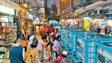 大批居民入夜後落樓到就近水車、水箱輪候，出現多條人龍。