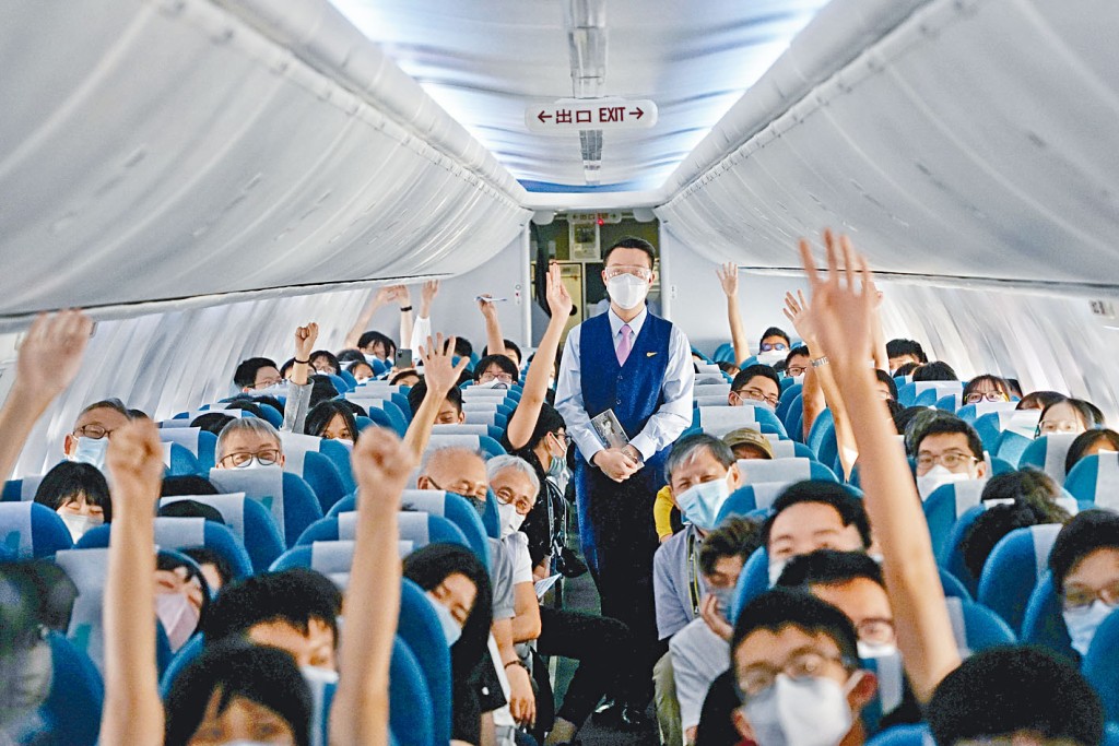 逾百名學生實地走訪機場客運大樓及飛行區,登上「空中班房」聆聽機組人員分享經驗。