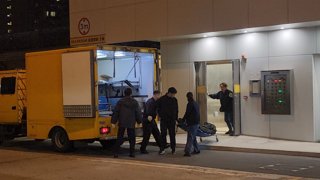 晚上約午夜12時，疑兇遺體由仵工移走。黎志偉攝