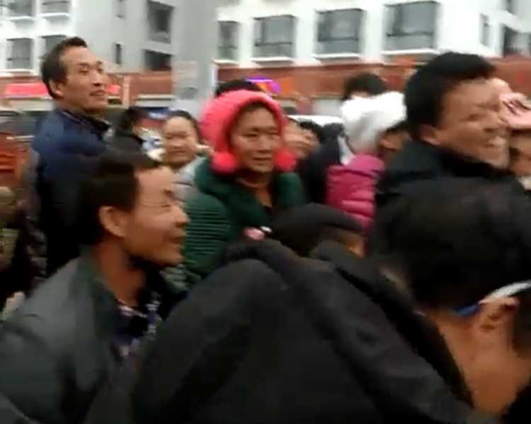 民眾幸災樂禍。影片截圖