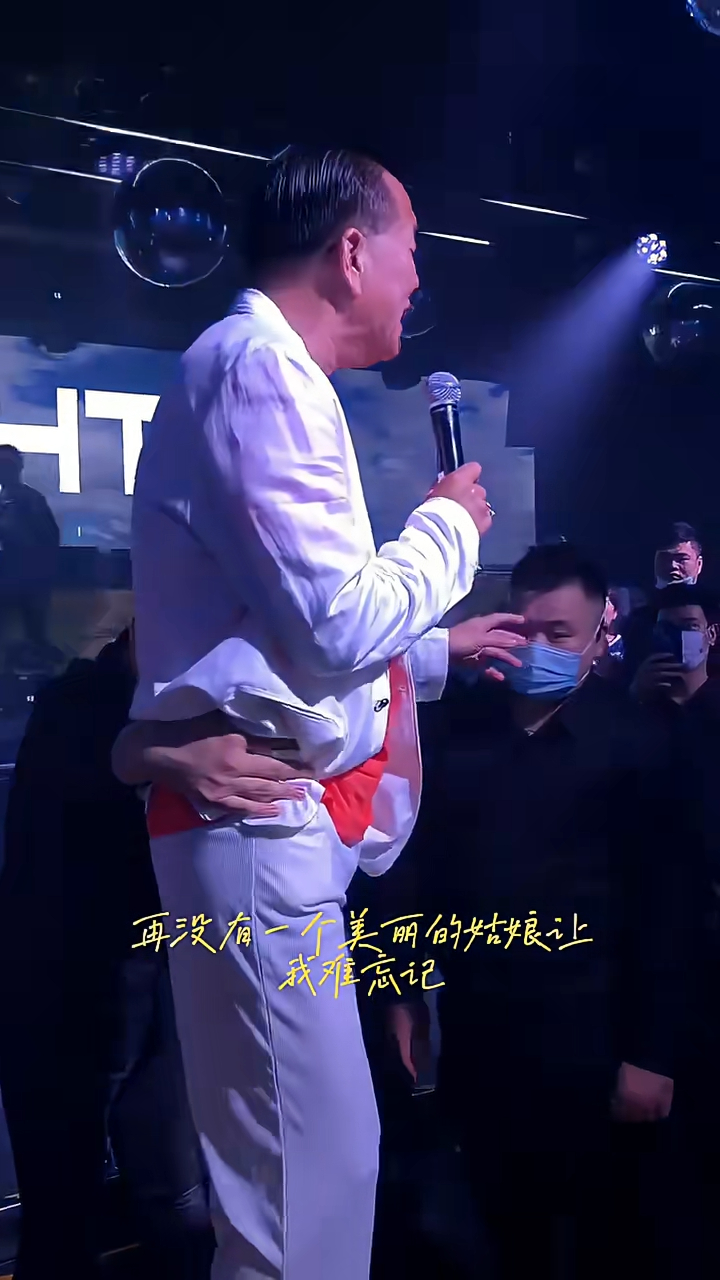日前又有一段萬梓良險跌落台的短片瘋傳。 日前又有一段萬梓良險跌落台的短片瘋傳。