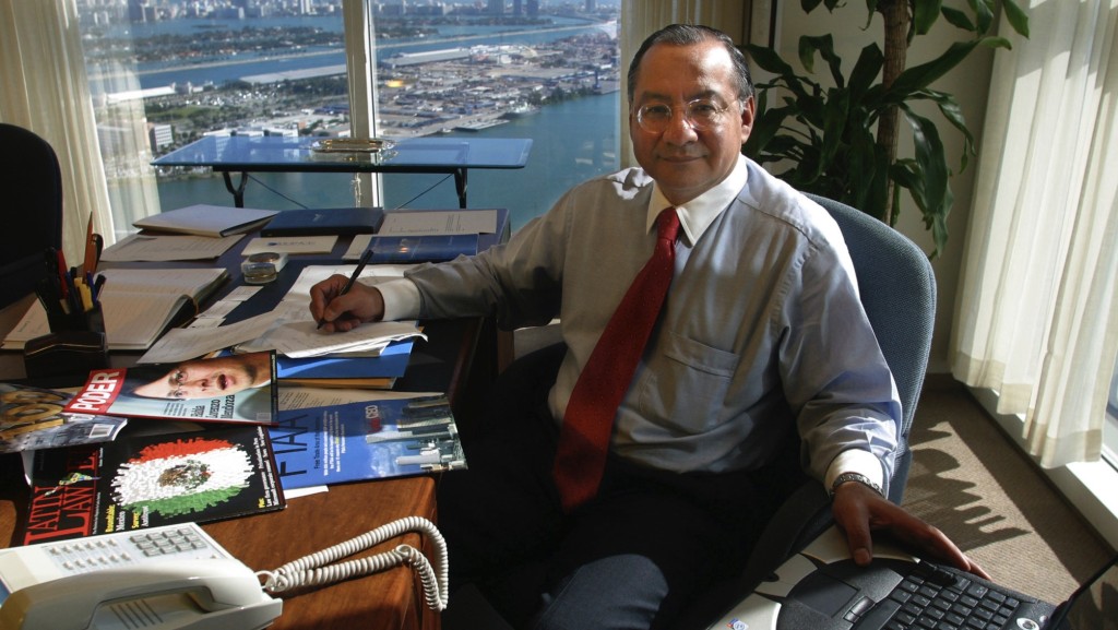 2003年羅查在邁亞密Steel Hector & Davis公司的辦公室。他替該公司打開拉丁美洲的大門。 美聯社
