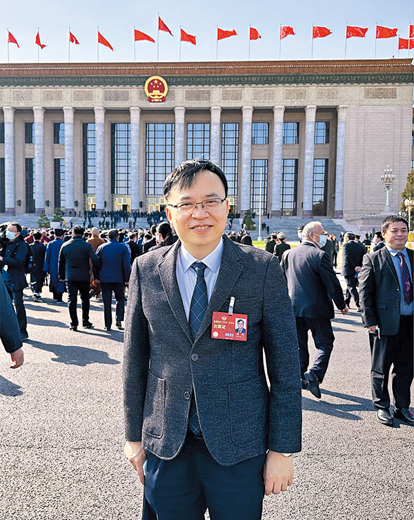 黃國上周在北京出席第十四屆全國人大及政協第一次大會。