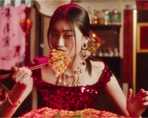 涉事的問題宣傳片內容是一名亞裔模特兒學習用筷子進食薄餅、意麵等意大利傳統食物。網圖