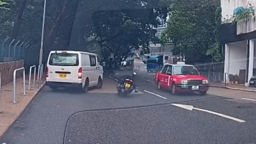 停泊路邊一部客貨車突然抽出打算調頭。 停泊路邊一部客貨車突然抽出打算調頭。