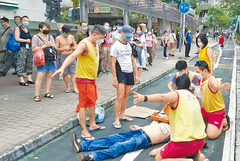 救生員從泳池跑出搶救昏迷途人。