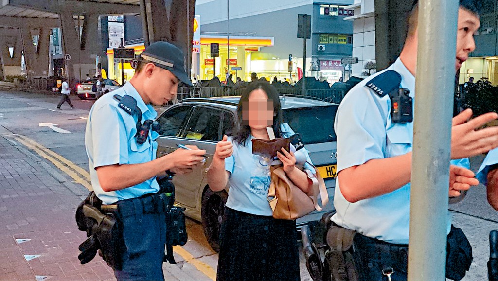 女事主向警員講述懷疑被騙經過。