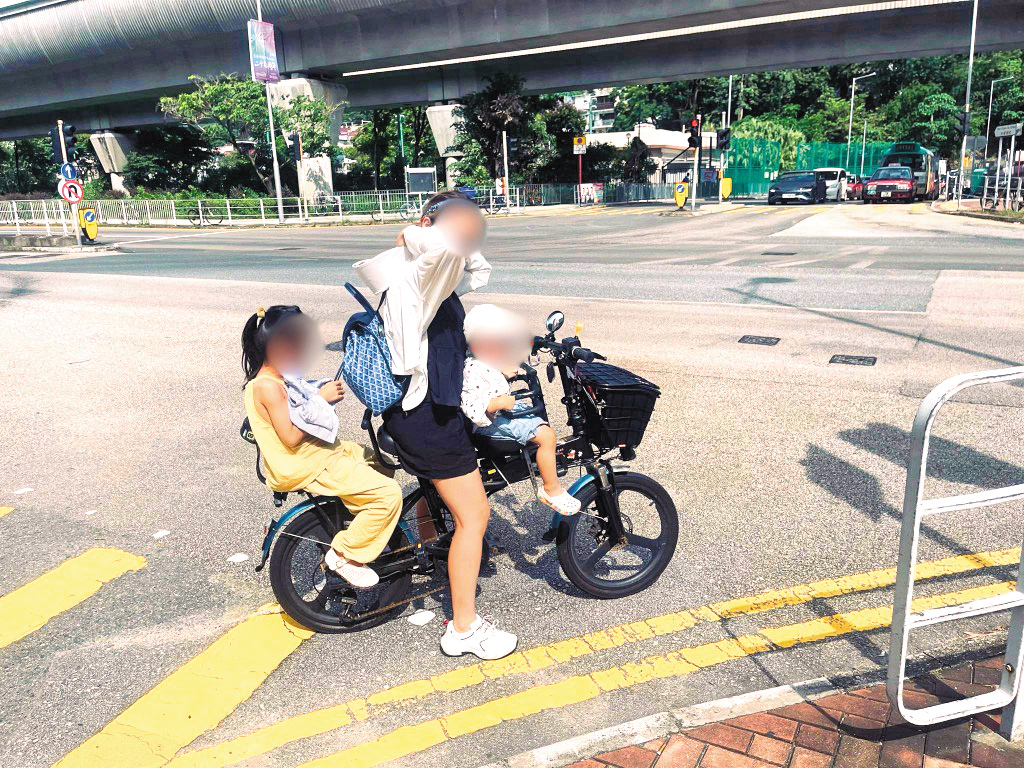 一辆电动单车坐满了一家大细,三、四个人坐在电动单车上,在马路上逆线行驶,冲灯或不遵守交通标志指示而行,这些情况已经成为了香港道路的新常态了。 一辆电动单车坐满了一家大细,三、四个人坐在电动单车上,在马路上逆线行驶,冲灯或不遵守交通标志指示而行,这些情况已经成为了香港道路的新常态了。