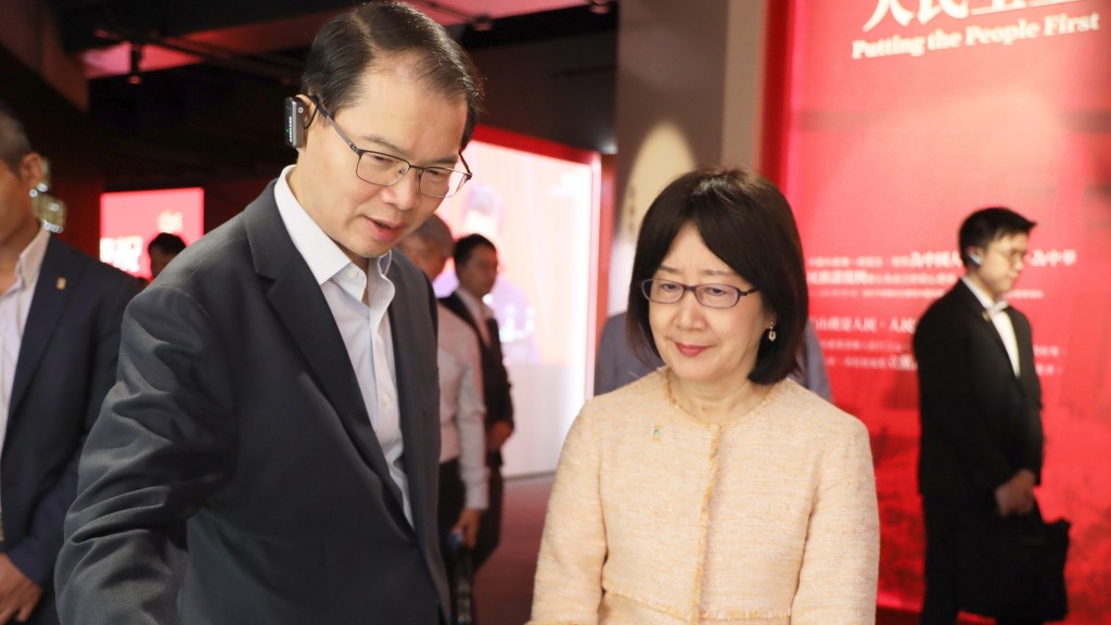 香港特別行政區維護國家安全委員會秘書長區志光(左)向私隱專員鍾麗玲(右)講解展覽不同部分。私隱專員公署網站圖片