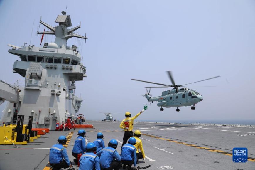 直升机由「海南舰」起飞。