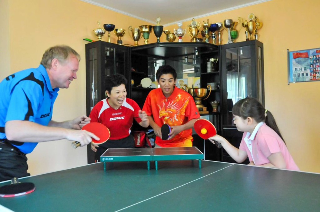 倪夏莲陪家人打乒乓球。