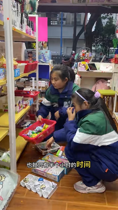 女童和妹妹一起打理文具店的大小事务。