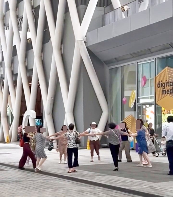 10名女子日前在將軍澳街頭離奇圍圈跳舞，期 間集體做一姿勢形成核心，有關動作看得網民 傻眼，有人甚至驚問是否「邪教儀式？」。Threads截圖
