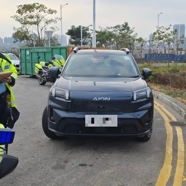 涉案私家車亦已被扣留調查及作進一步檢驗。警方圖片