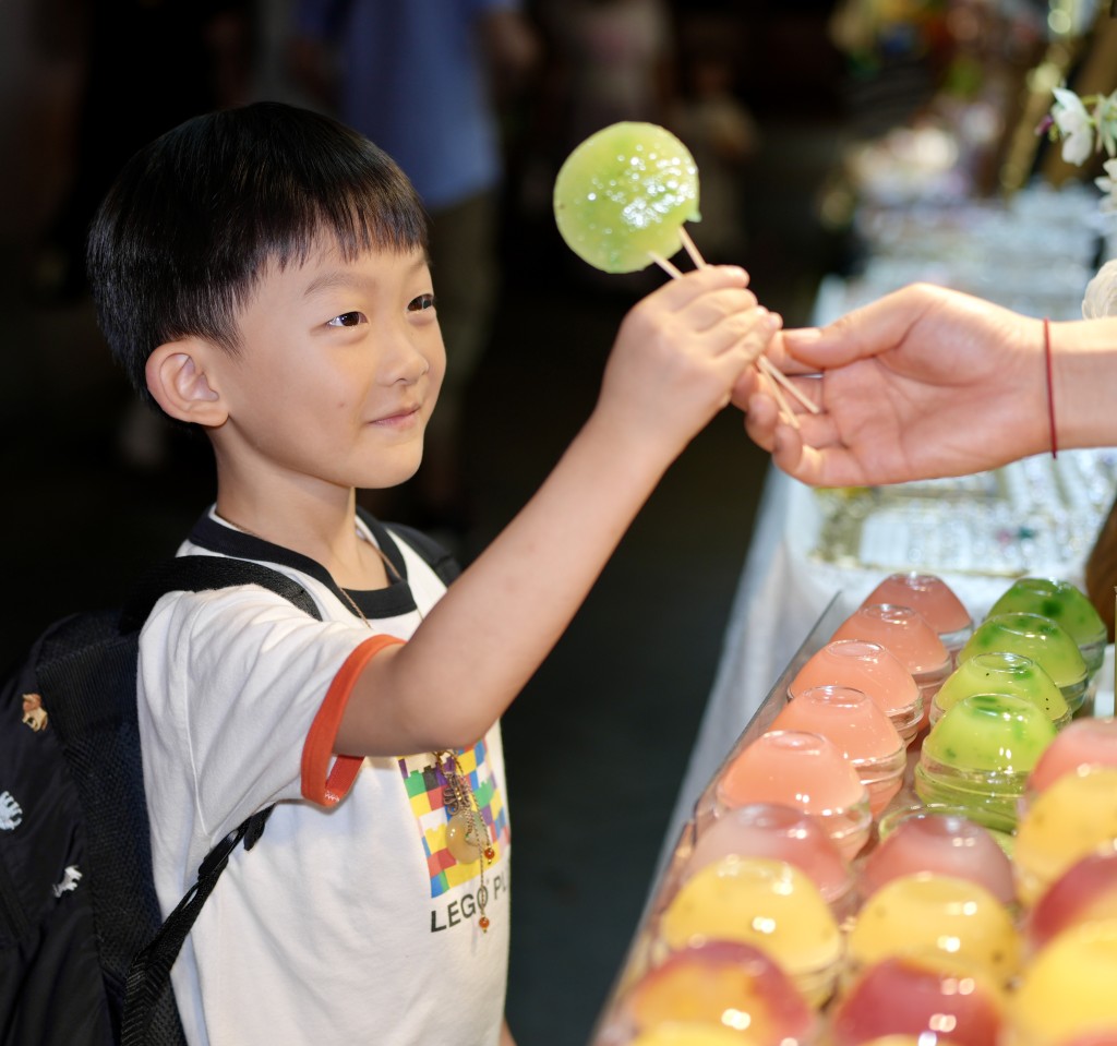 除了不同食肆和商店外,也有攤販售賣小食和精品等。(圖片來源:《親子王》) 除了不同食肆和商店外,也有攤販售賣小食和精品等。(圖片來源:《親子王》)