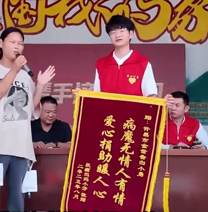 21歲金店老闆平日亦樂於慈善，幫助老人家。