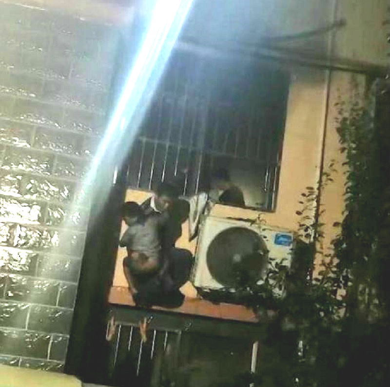 醫生途經火場,於是爬上涉事單位撬開窗戶,鑽進火場救人。網上圖片