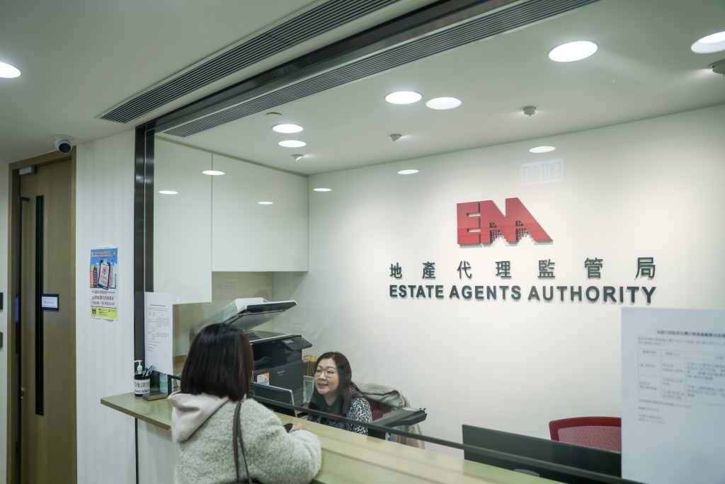 地監局上半年共開立114宗投訴個案,較去年同期下跌11%。 地監局上半年共開立114宗投訴個案,較去年同期下跌11%。