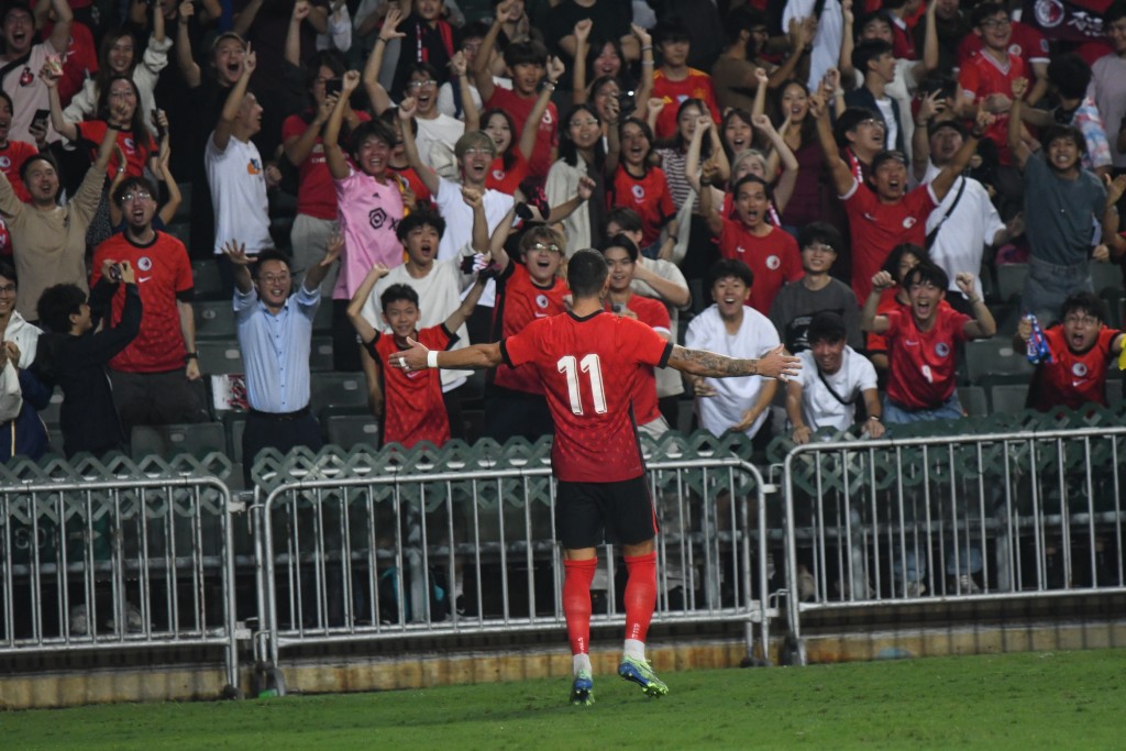 港隊與菲律賓友賽，艾華頓在末段扭過門將入波。 