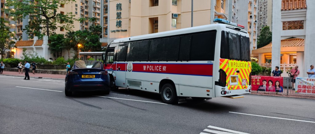 一輛警車在黃大仙下邨龍慧樓對開與一輛Tesla私家車發生相撞。