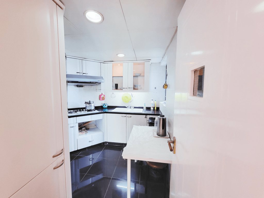 厨房电器齐备，白色装潢凸显企理无瑕。