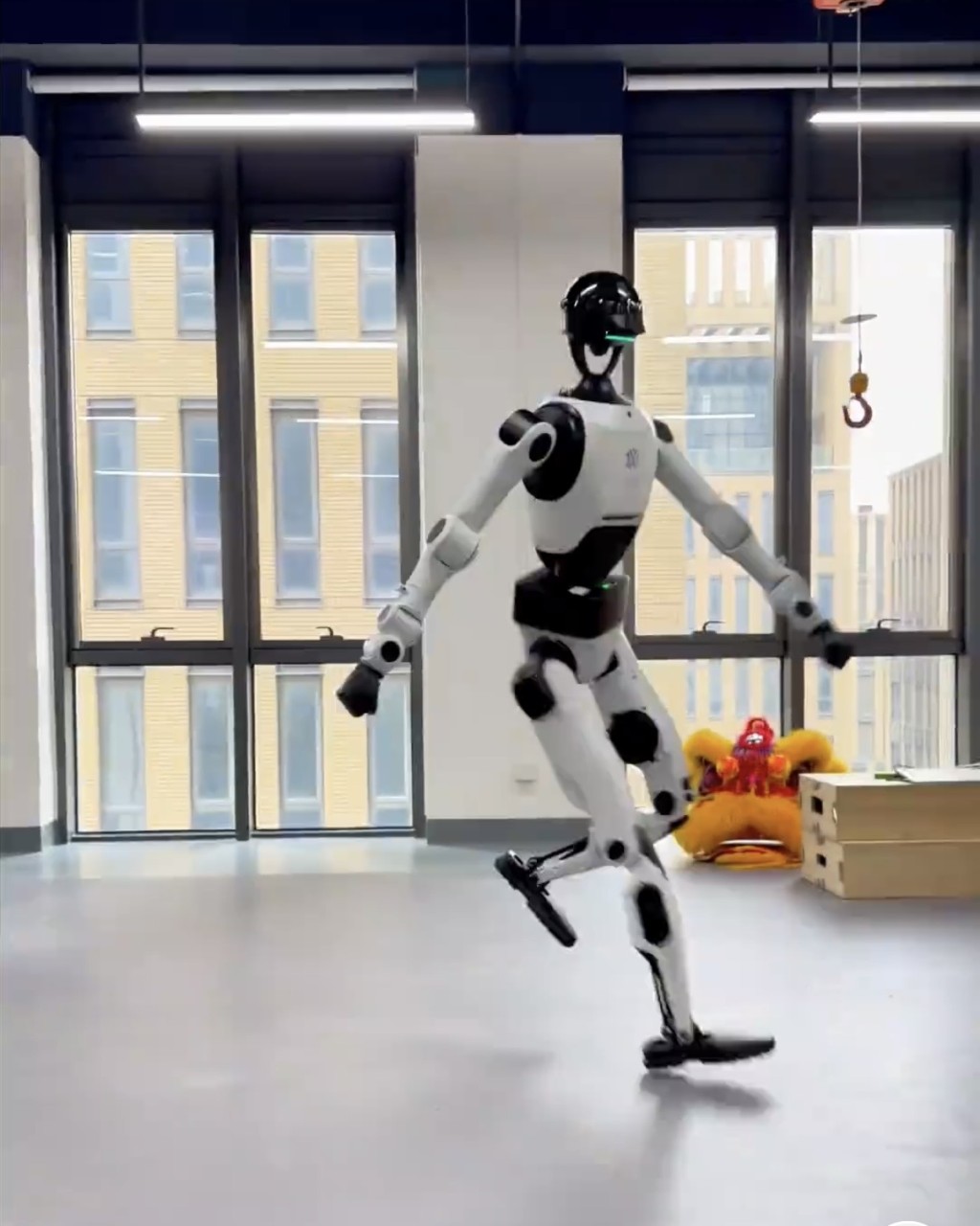 北京人形機械人「具身天工3.0」流暢表演湯馬斯回旋。 北京人形機械人「具身天工3.0」流暢表演湯馬斯回旋。