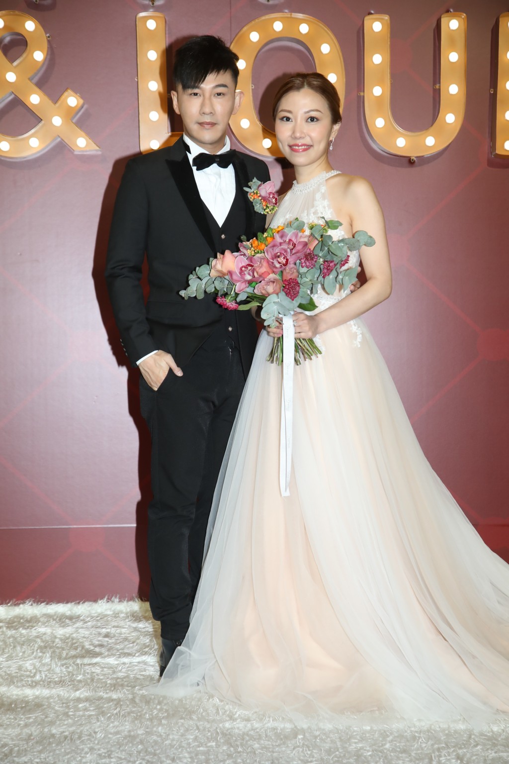 甄泽权2019年与圈外人李绮嘉（Elffi）结婚。