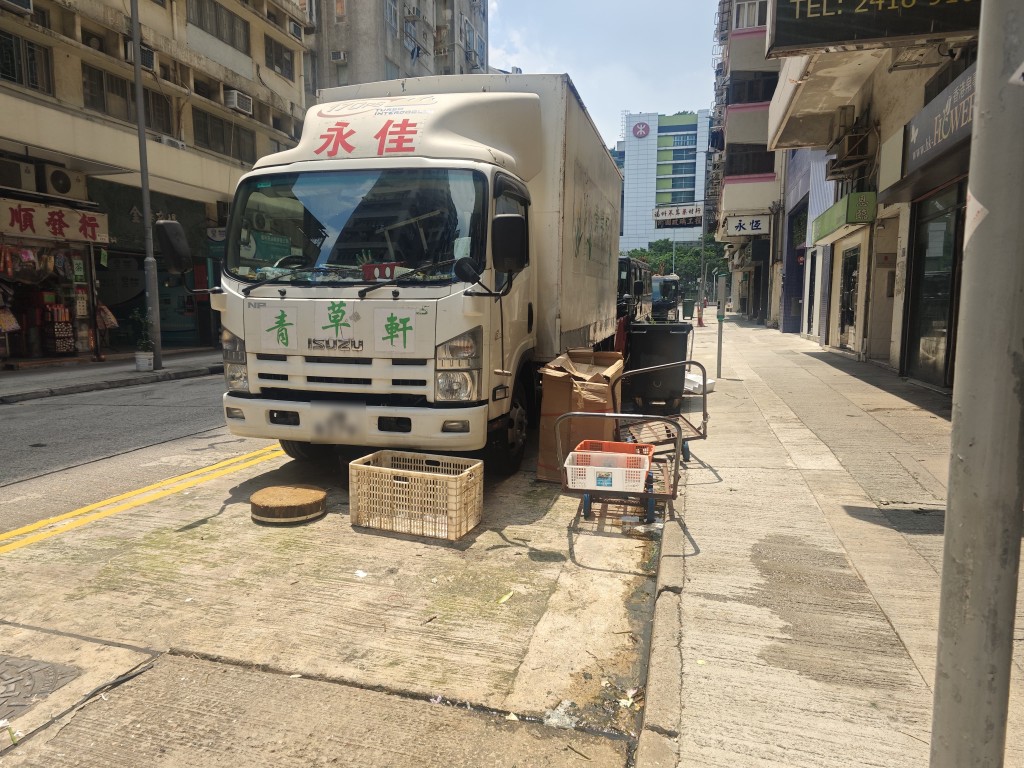 被區議會點名投訴的靈花店,將貨車泊於門前咪錶位,前後放置大量雜物。 被區議會點名投訴的靈花店,將貨車泊於門前咪錶位,前後放置大量雜物。