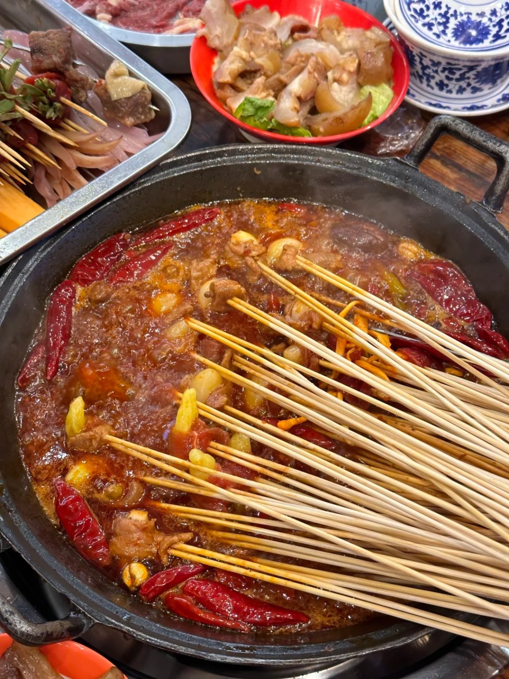 串串香是成都特色美食。小紅書